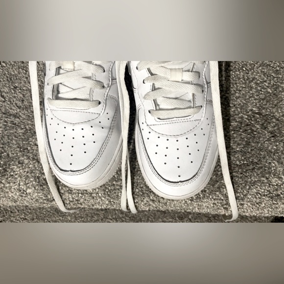 Nike Air Force LE-  younger kids. - Picture 2 of 7